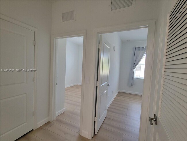 Building Photo - 1107 NW 40th Ter