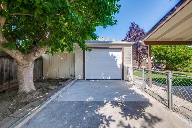 Building Photo - Bright, Clean and Cozy 2BR, 1BA Single Fam...