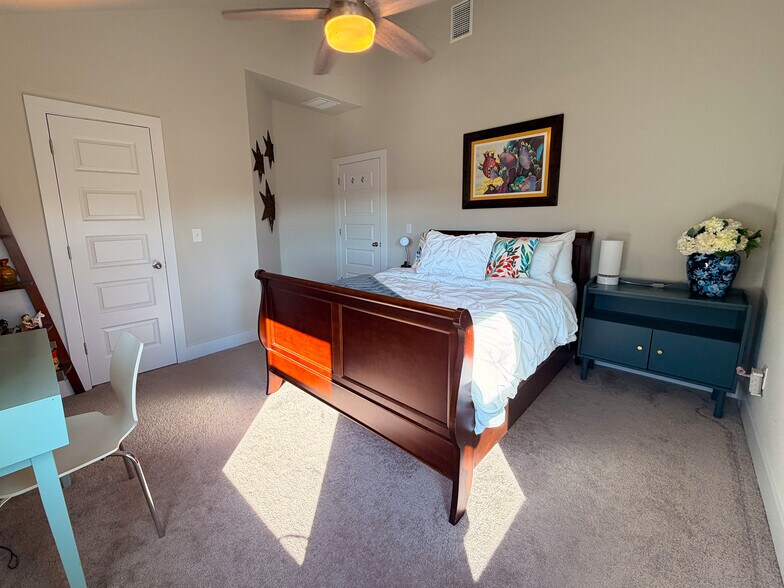 Guest room 2 - 11001 Charger Way