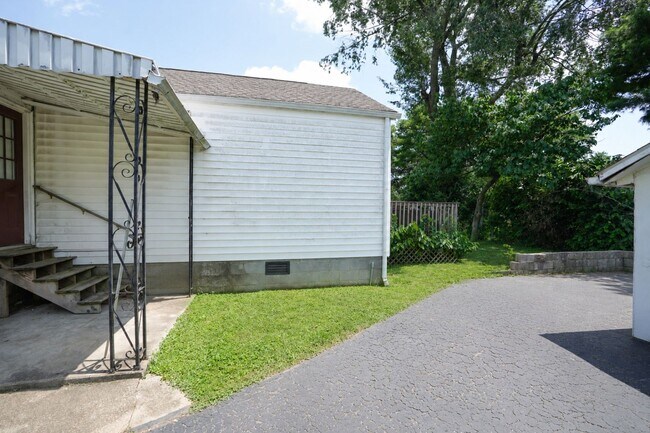Building Photo - 642 Golfview Dr