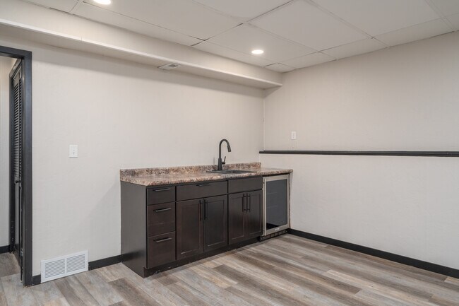 Building Photo - 408 Maple St