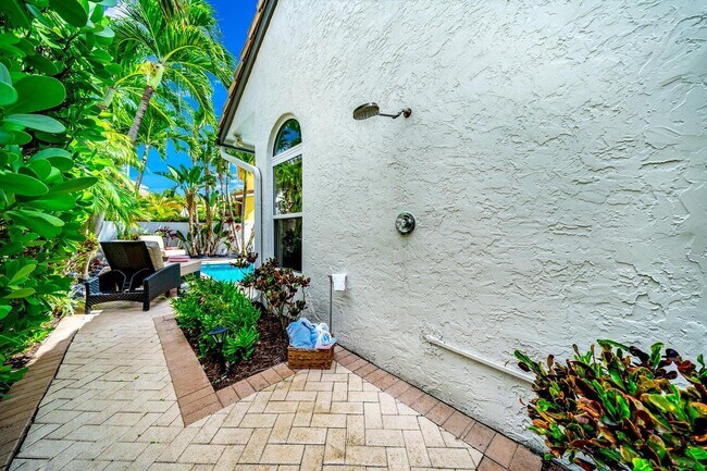 Building Photo - 3567 Commodore Cir