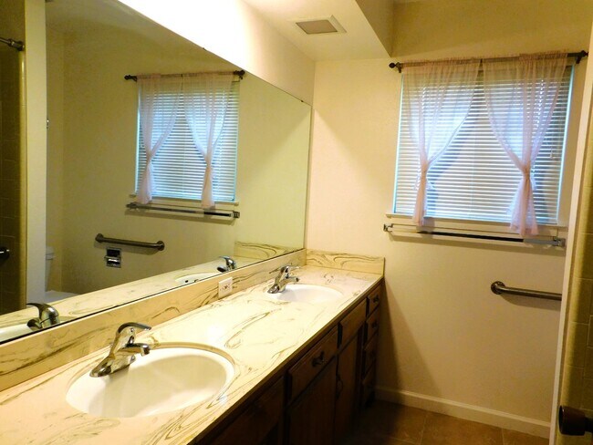 Building Photo - 9214 E Belmont Ave