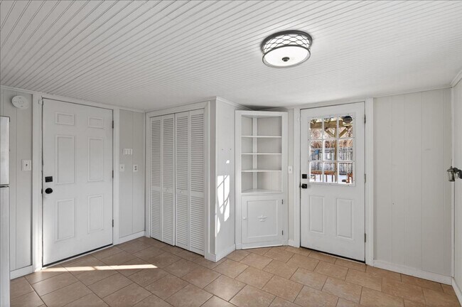 Building Photo - 4911 Barlow Dr