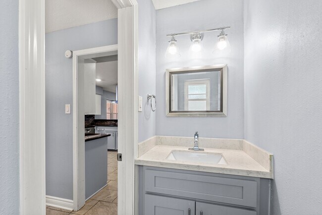 Building Photo - 1103 Manatee Ln