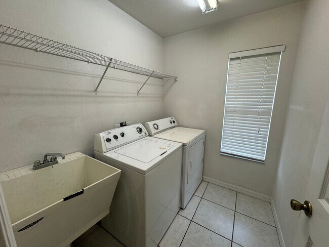 Building Photo - Nice 4/3 in Weatherly!