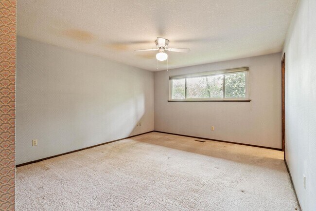 Building Photo - Spacious, well-cared for 4-bdrm/3-bath split-level—Family/laundry rooms, backyard, garage