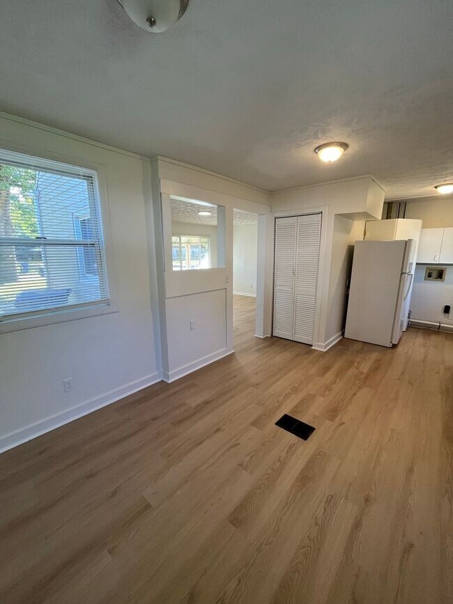 Building Photo - 3 Bedroom 1.5 Bathroom Home with Fenced in...