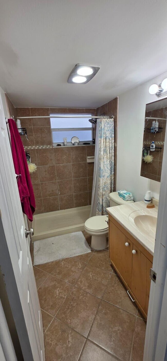 Building Photo - 725 Lori Dr