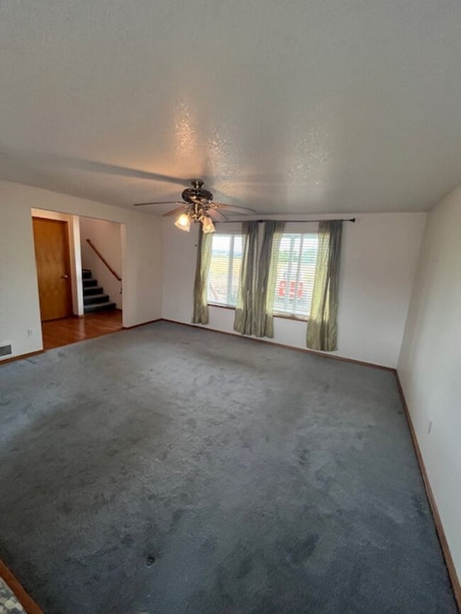 Building Photo - 3 Bedroom 2.5 Bath Dayton OR