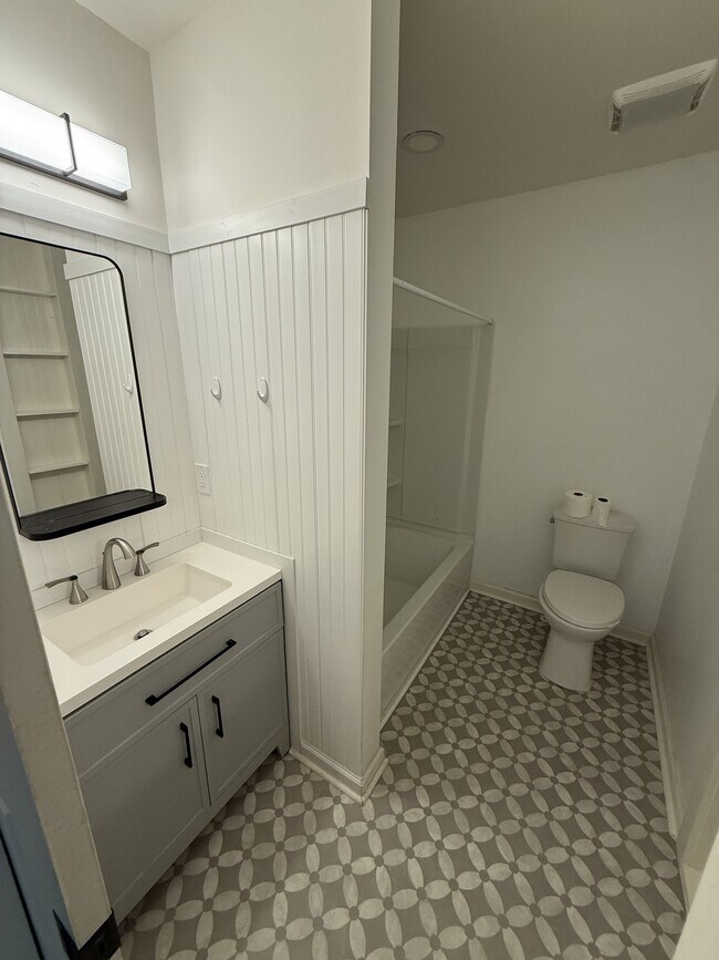 Building Photo - 1514 Lawson Ave