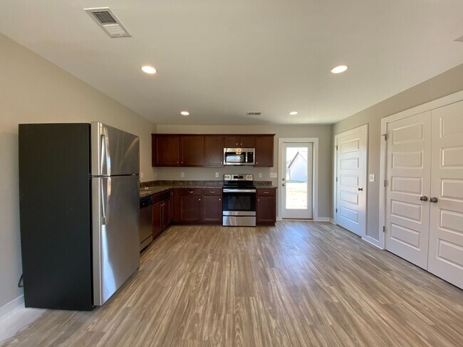 Building Photo - Gorgeous Home for Rent in Talladega, AL! A...