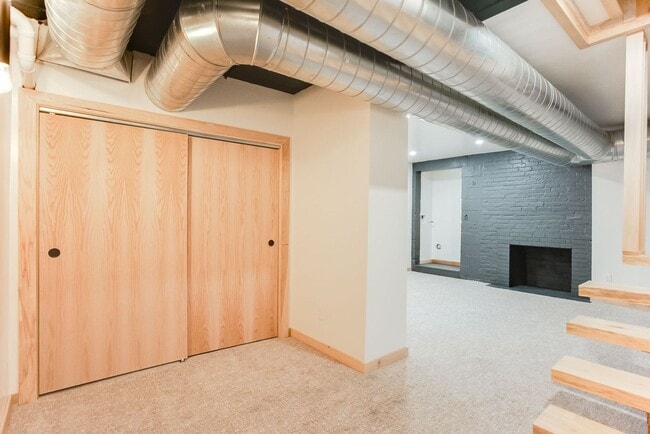 Building Photo - Amazing 2 bedroom, 2 bathroom 1,330 sf hom...