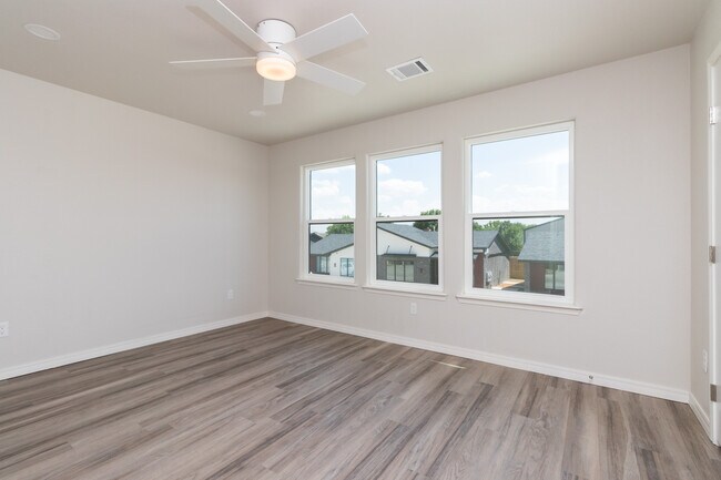 Two Story (3 bed/3.5 bath/1 car garage) - 406 38th St