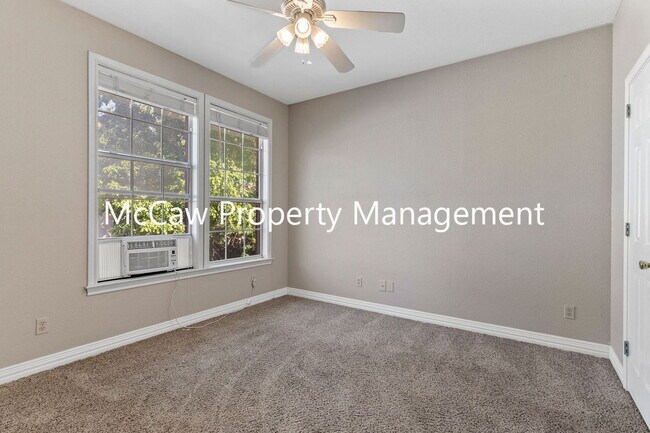 Building Photo - 302 W Spring St