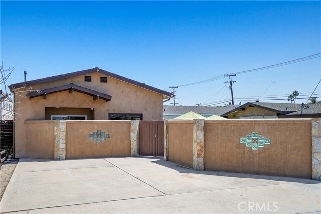 Building Photo - 2225 Santa Ana Ave