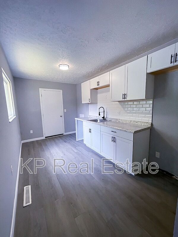 Building Photo - 1253 Grovewood Dr