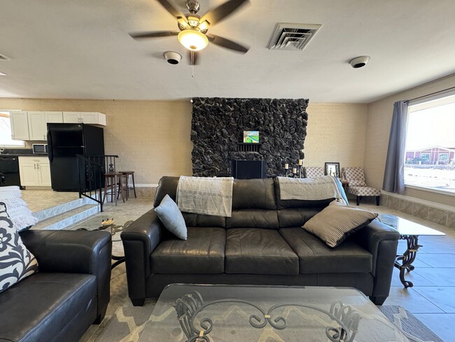 Building Photo - 3 Bedroom Furnished Home with UTILITIES INCLUDED with Courtyard Near the Colorado River 3-12 mont...