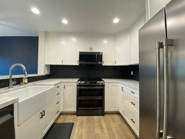 Building Photo - Beautifully Renovated Condo in Rancho Bernardo!