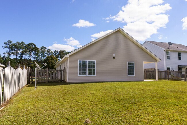 Building Photo - Three Bedroom Home in Hearthstone Lakes Community