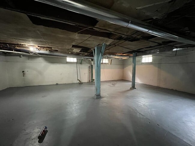 Building Photo - 614 E Broadway St