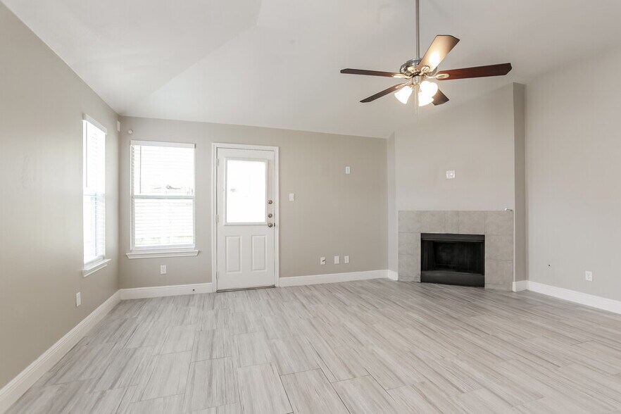 Building Photo - 25235 Clover Ranch Dr