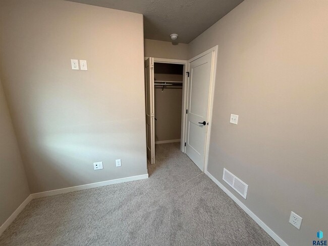 Building Photo - 2607 E Sunburst Dr