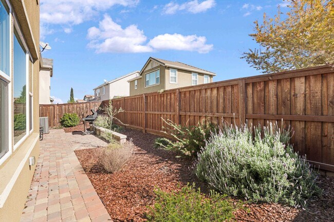 Building Photo - Beautiful home in desirable Spring Lake community Woodland