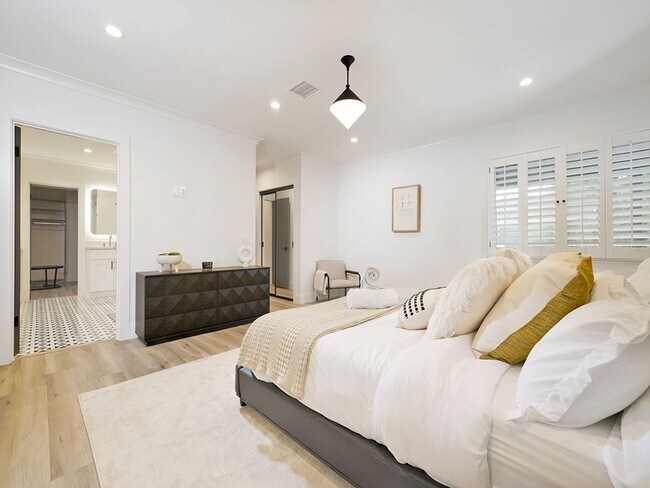 Building Photo - Luxe 5+4.5 w/detached studio, downstairs e...