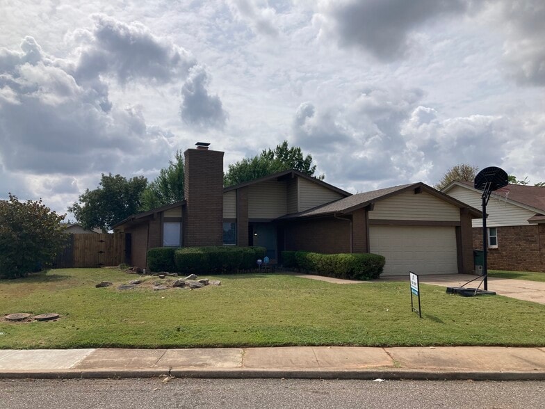 Front of house - 1400 Val Genes Rd