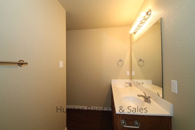 Building Photo - Spacious Two-Bedroom!