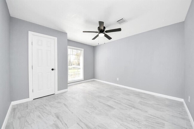 Building Photo - 5103 Karu Dr