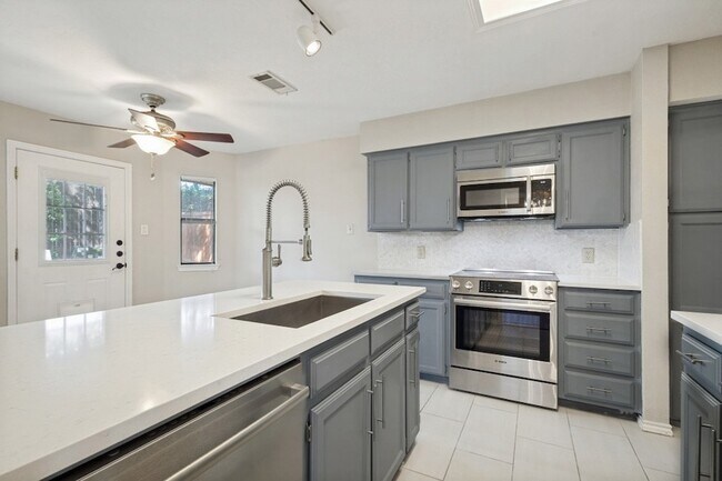 Building Photo - 104 Summit Cove