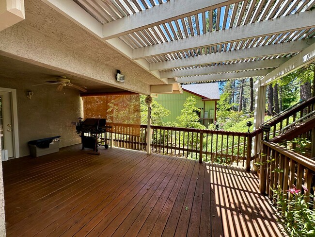 Building Photo - Adorable 3 Bedroom 2 Bathroom Home Just Minutes to Downtown Grass Valley