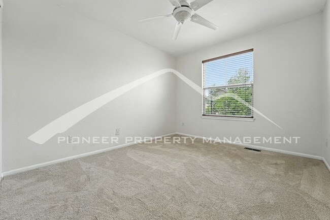 Building Photo - Stunning Home with Washer/Dryer and Centra...