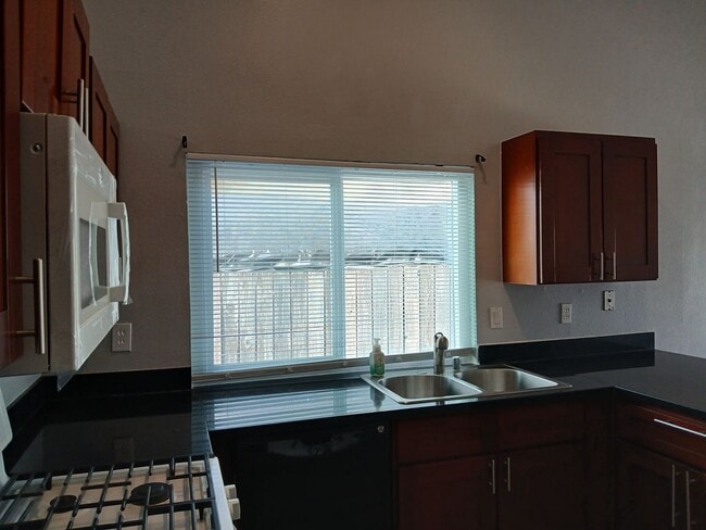 Building Photo - 400 Mokelumne Dr