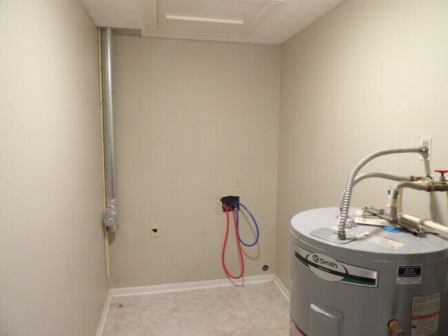 Building Photo - 204 Landings Dr