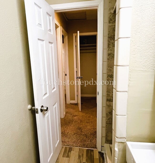 Building Photo - Cozy Urban Living: 2BD/1BA in Brentwood-Da...