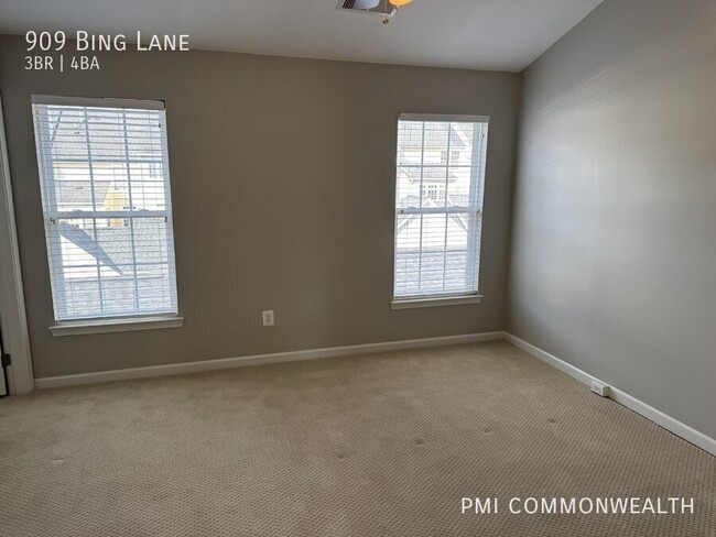 Building Photo - 3 bed/3.5 bath townhouse (available now)