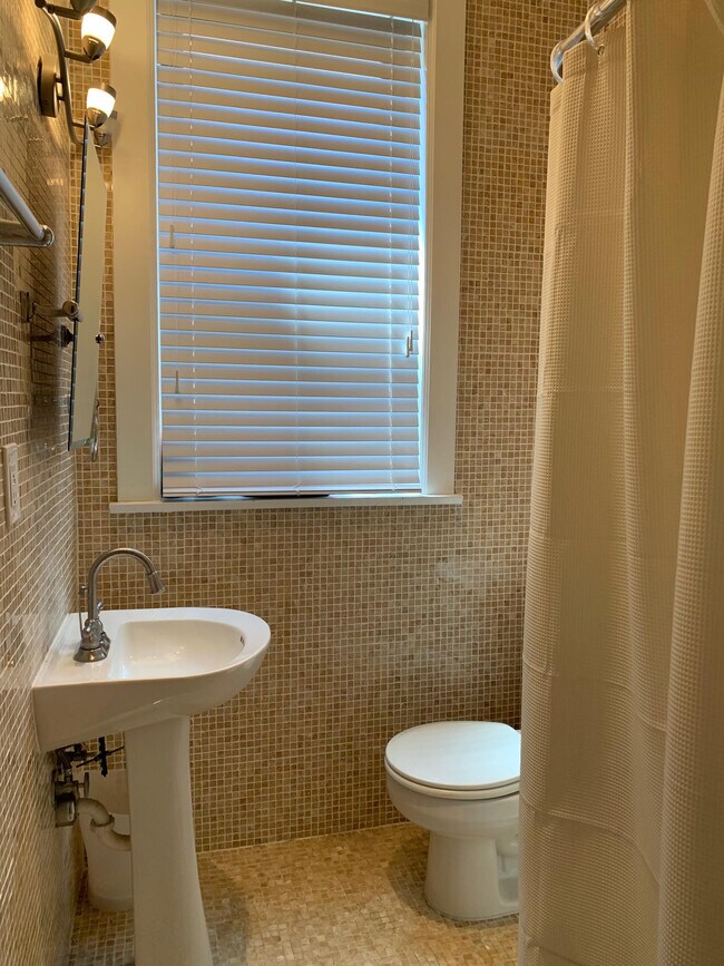 Building Photo - 1427 W Berwyn Ave