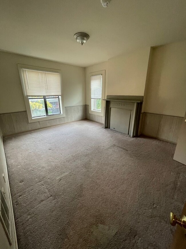 Building Photo - 194 E 14th Ave