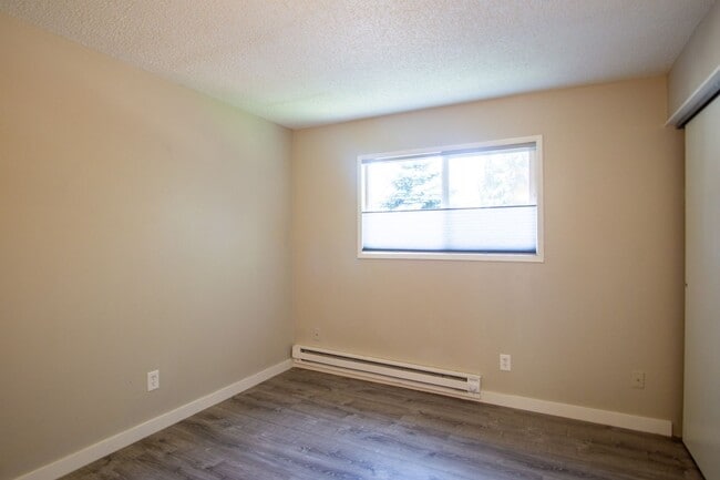 Building Photo - Close-in SE Spacious 3-Bed + A/C Ready Late July!