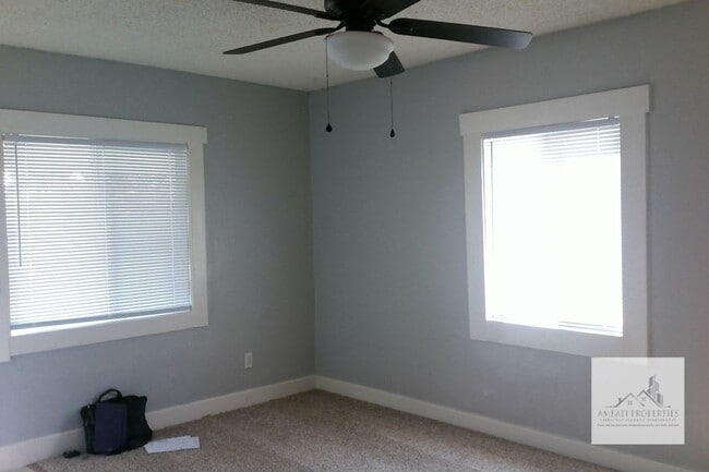 Building Photo - Cute Traditional. 3 Bedroom 1 bath home in Tower District.