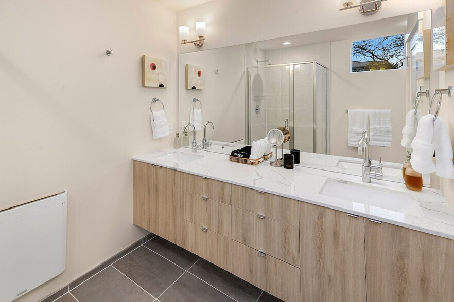 Building Photo - 319 Malden Ave E