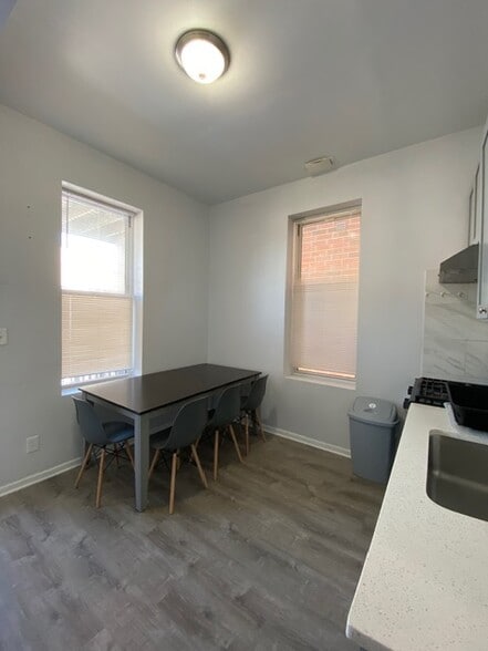 Building Photo - 260 W 24th Pl