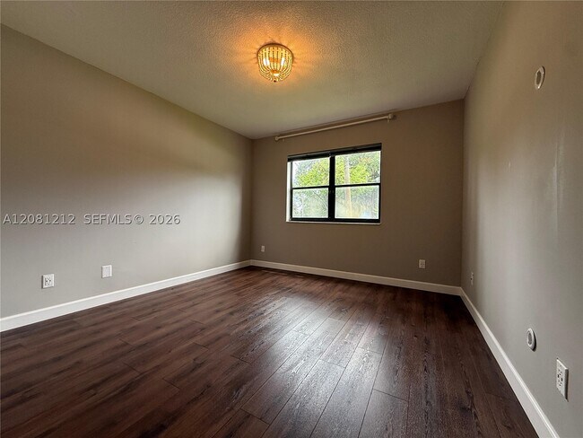 Building Photo - 510 S Park Rd