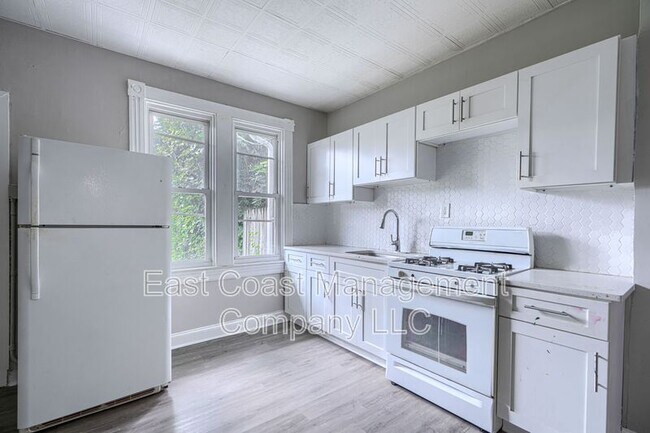 Building Photo - 2107 W Saratoga St