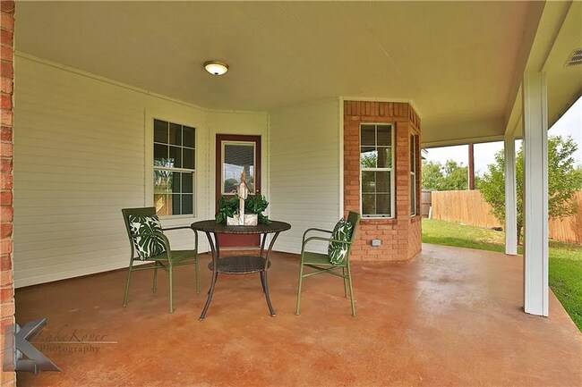 Building Photo - Cute 3-bedroom, 2-bath home