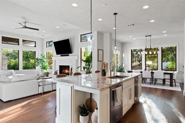 Building Photo - 1002 Meriden Ln