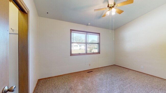 Building Photo - Spacious 2 Bedroom w/Basement & Vaulted Ceilings